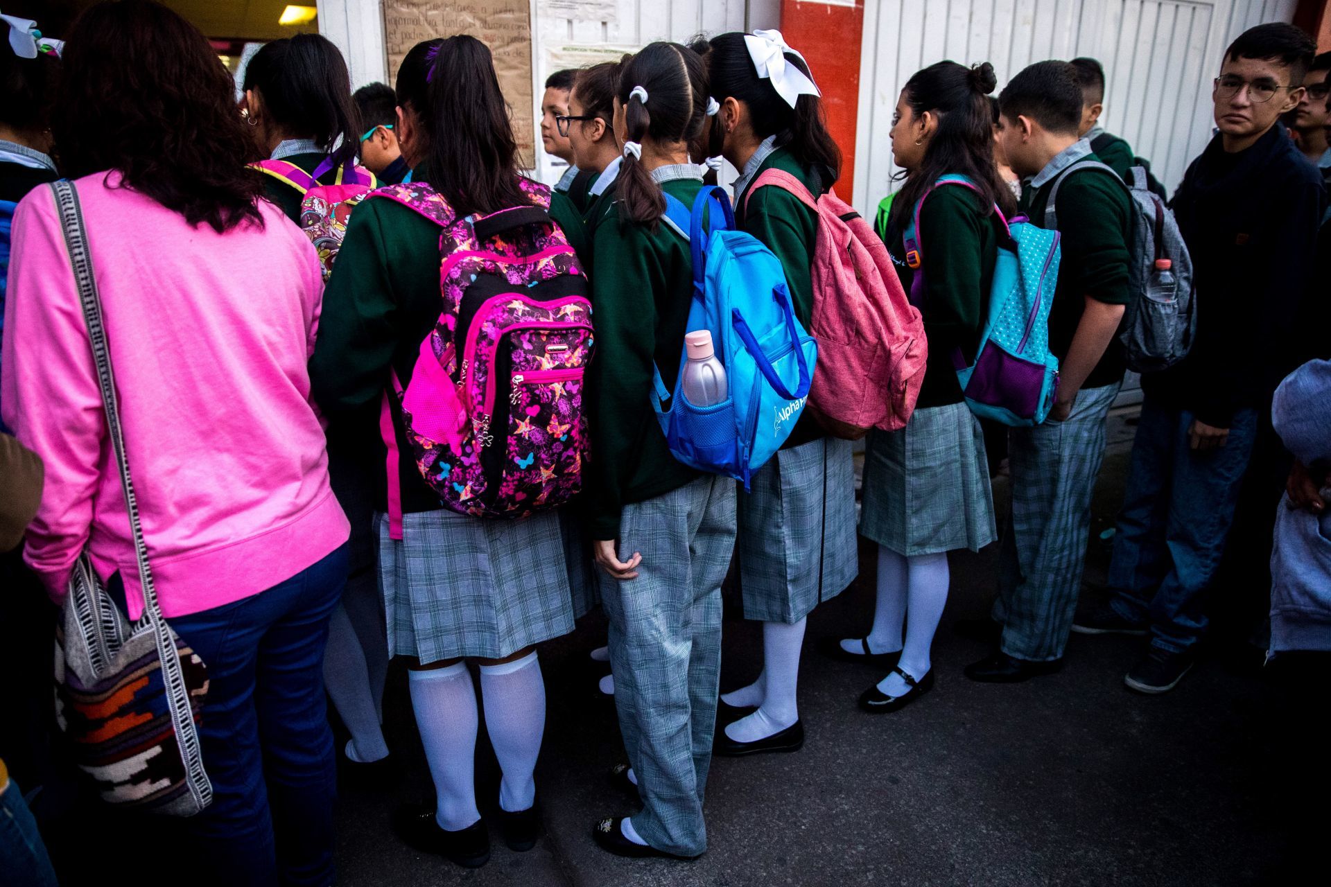 Telesecundaria en Oaxaca niega el acceso a una alumna por usar pantalón