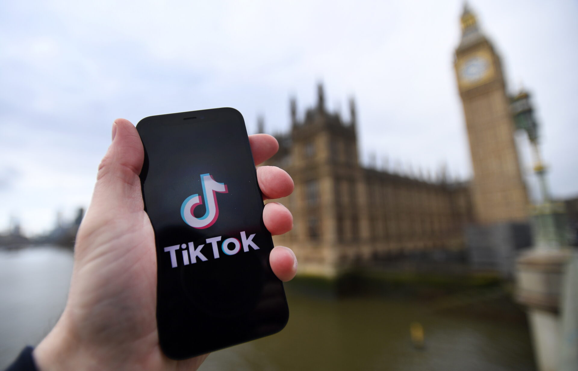 Gobierno británico prohibirá a sus funcionarios usar TikTok en móviles oficiales
