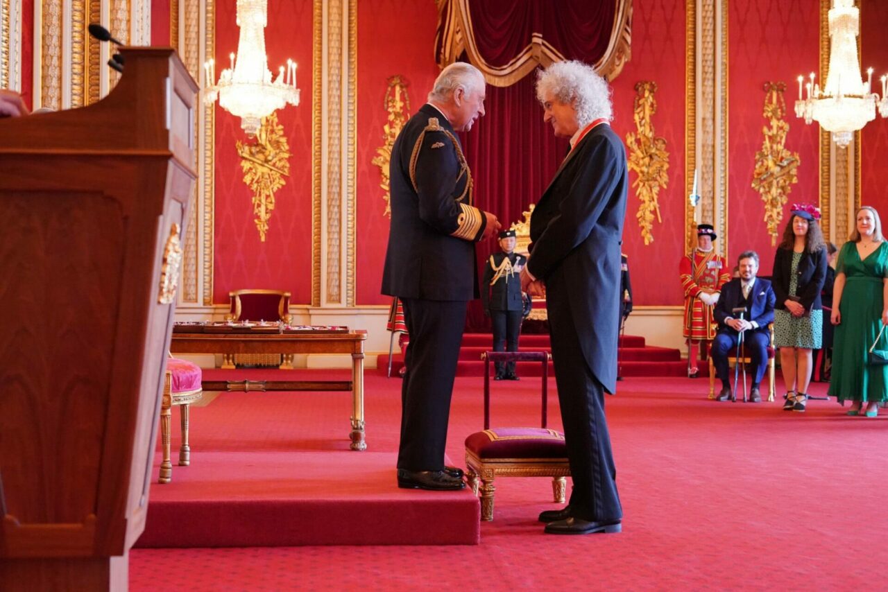 Carlos III reconoce a Brian May como caballero británico