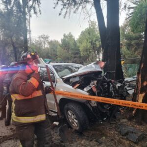Joven muere tras impactar su camioneta en un árbol en Río Churubusco, CDMX