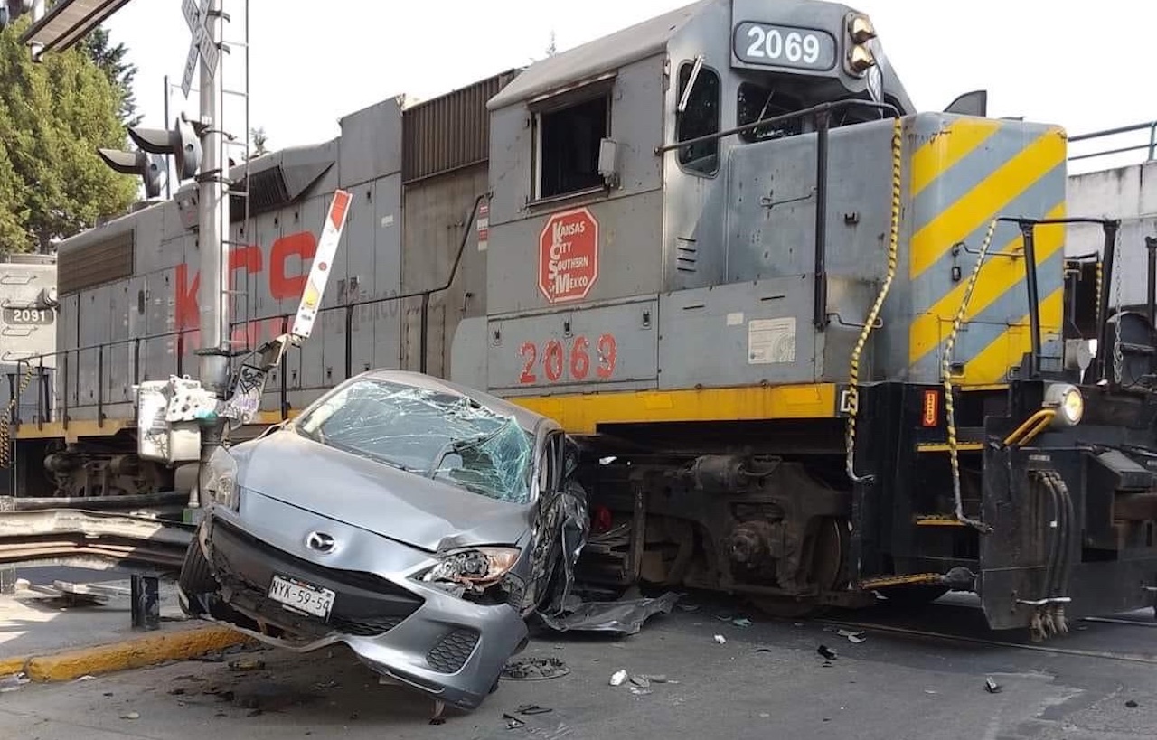 Accidente en Toluca, Edomex: Tren embiste auto en Paseo Tollocan