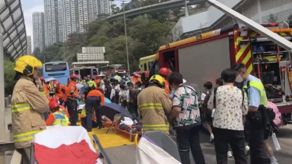 Choque de cuatro autobuses y un camión deja 87 heridos en Hong Kong