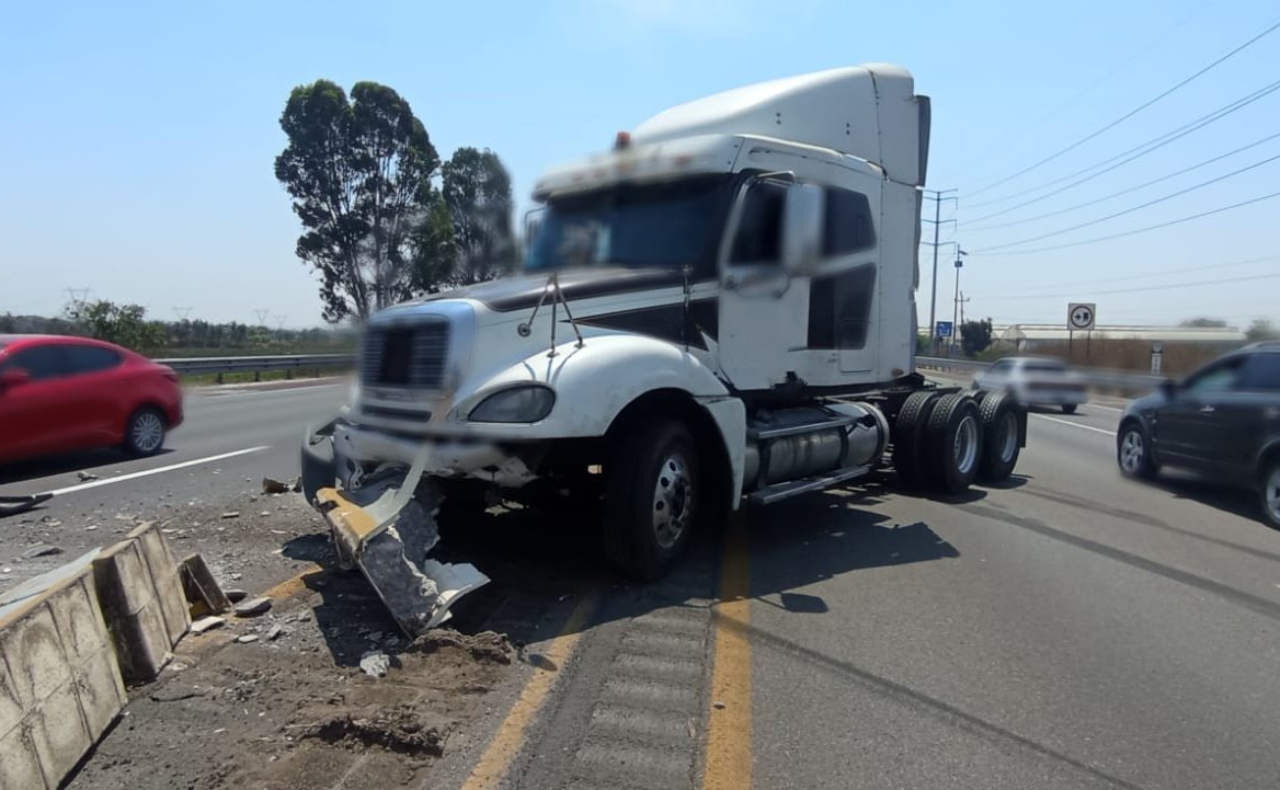 Accidente en la México-Puebla: camión choca contra muro de carga
