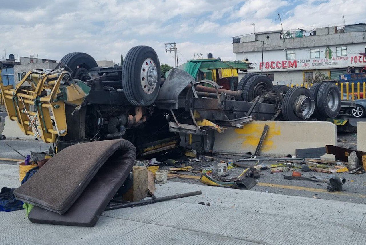 Accidente en la México-Puebla: Camión vuelca y provoca cierre parcial de vialidad