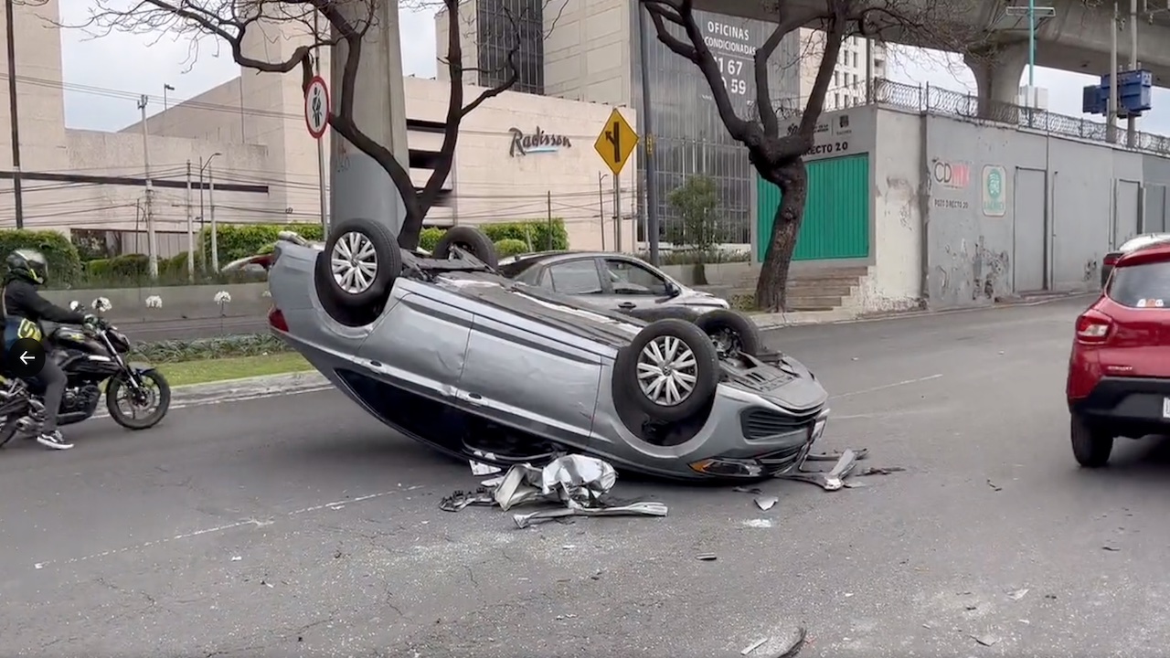 Accidente en Periférico Sur: Automóvil se vuelca a la altura de Perisur