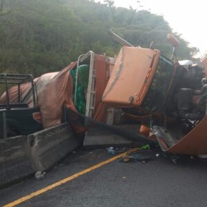 Camión de frutas se vuelca y provoca cierre parcial en la Puebla-Córdoba