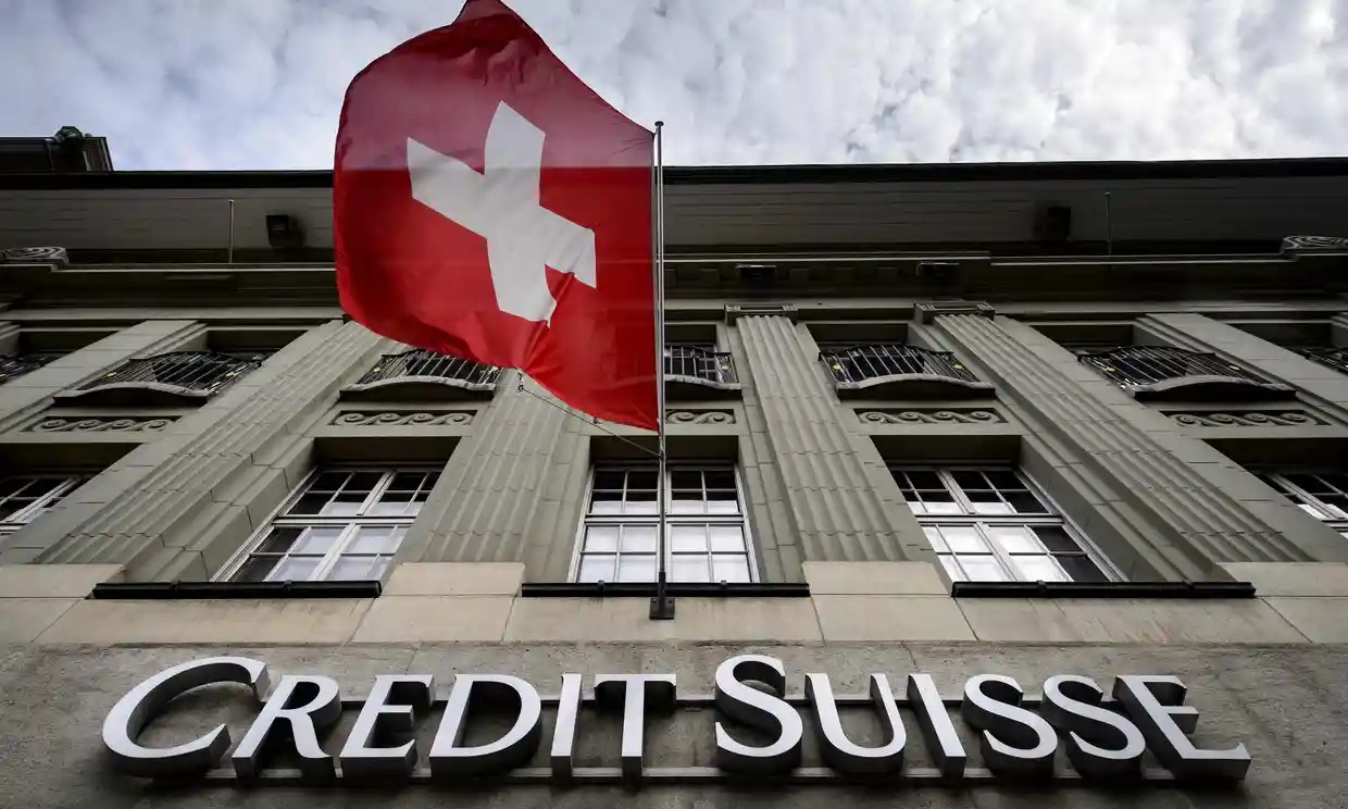Las acciones de Credit Suisse caen a mínimos históricos, su principal inversionista descarta más financiamiento