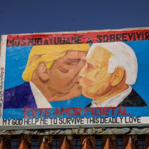 Biden y Trump sellan su ‘amor’ por el muro con un beso en la frontera