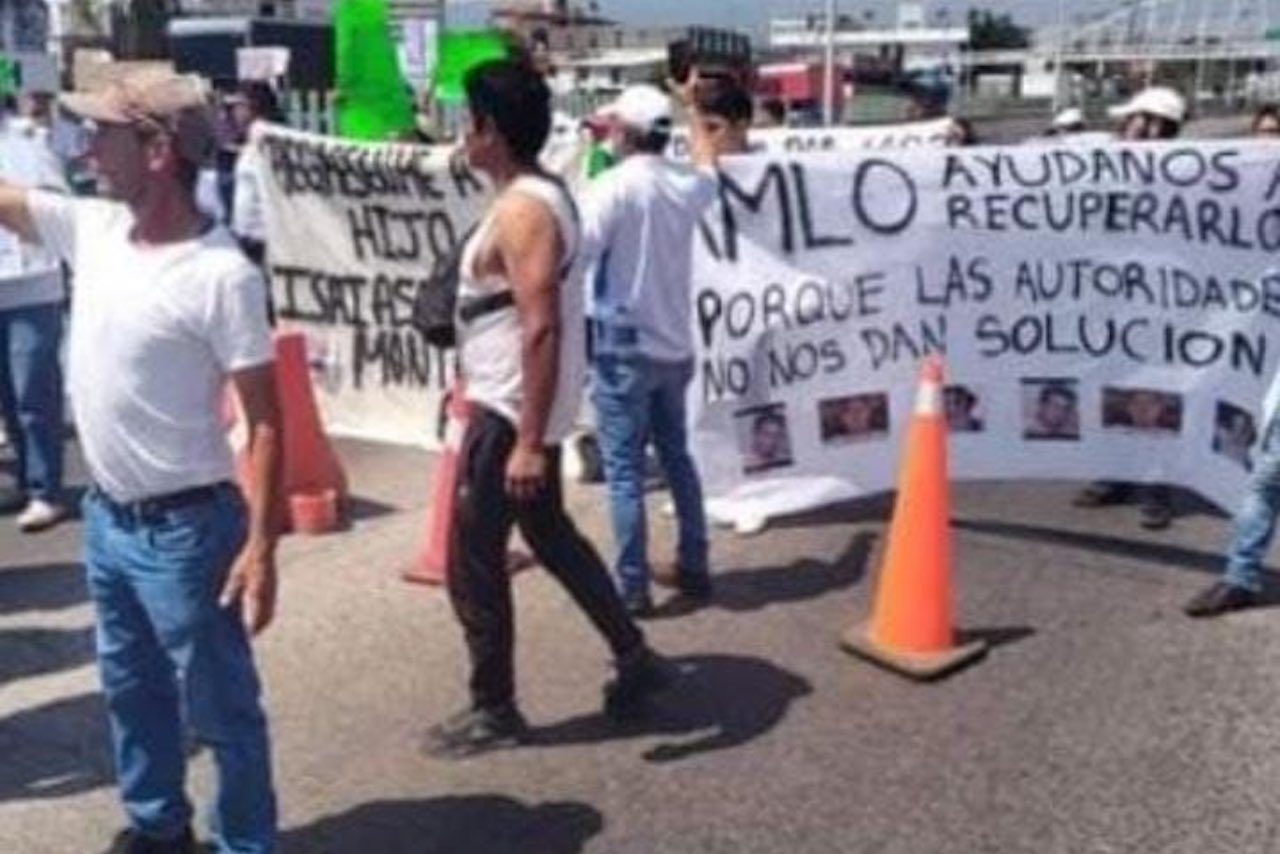 Familiares de comerciantes desaparecidos bloquean la México-Cuernavaca