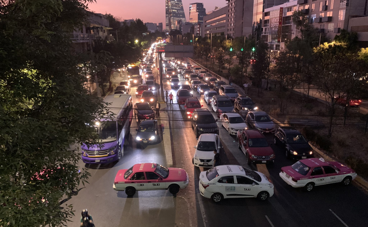 Bloqueo en Río Mixcoac: Taxistas cierran vialidad en calle Manzano