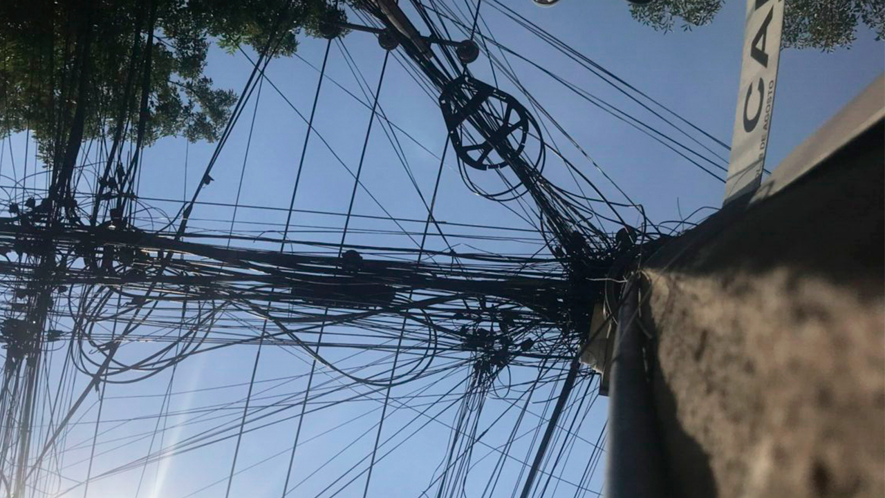 ‘Se puede llamar a Locatel’, responde Sheinbaum sobre la trampa mortal de los cables sueltos