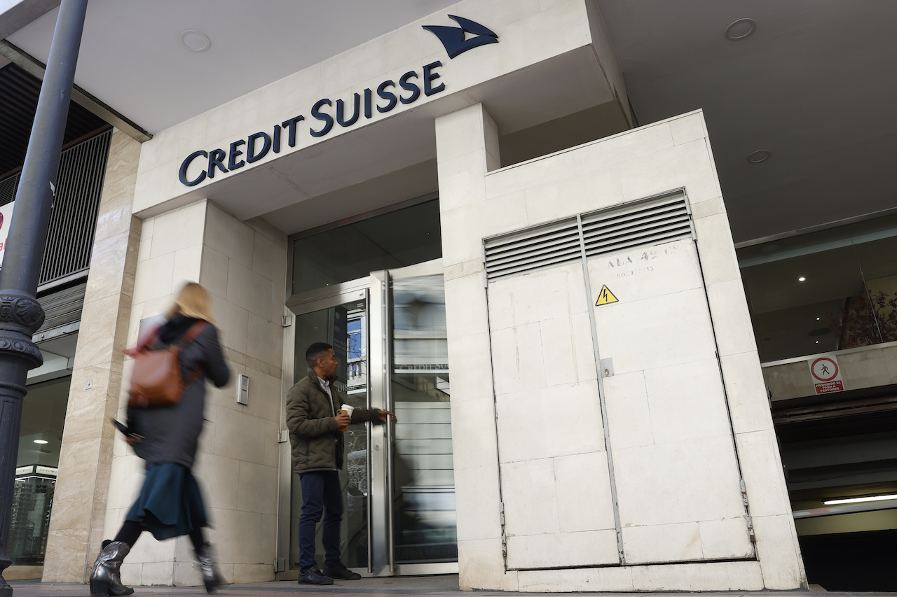 Suiza aprueba que UBS absorba a Credit Suisse, primera víctima de la crisis bancaria en Europa