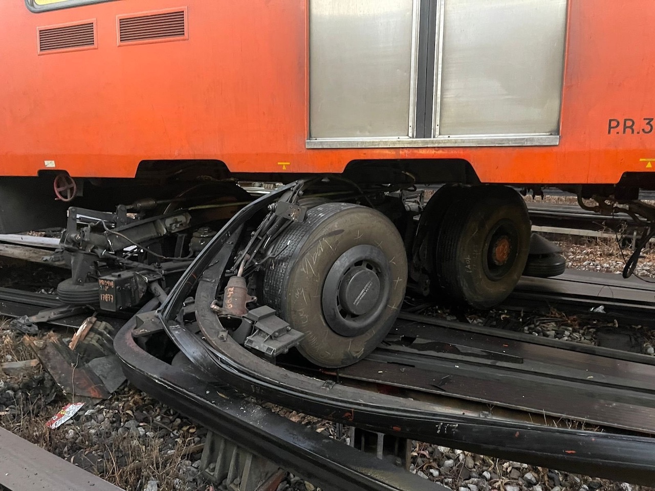 Indios Verdes: tren del Metro descarrila en vías de taller de la Línea 3