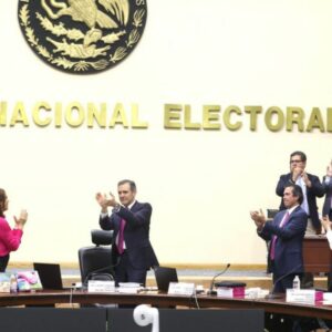 ‘¡Larga vida al INE y a la democracia!’, dice Lorenzo Córdova en su último mensaje