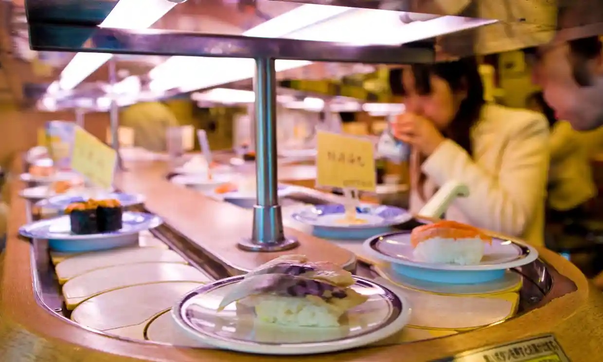 Comienzan detenciones en Japón por ola de ‘vandalismo del sushi’