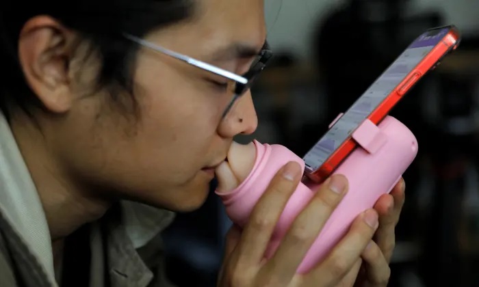 Empresa china inventa una máquina de besos a distancia