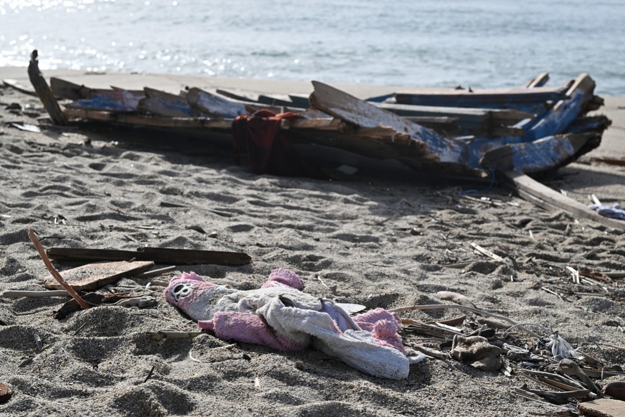 Italia encarcela a dos supuestos traficantes por naufragio; suman 67 muertos