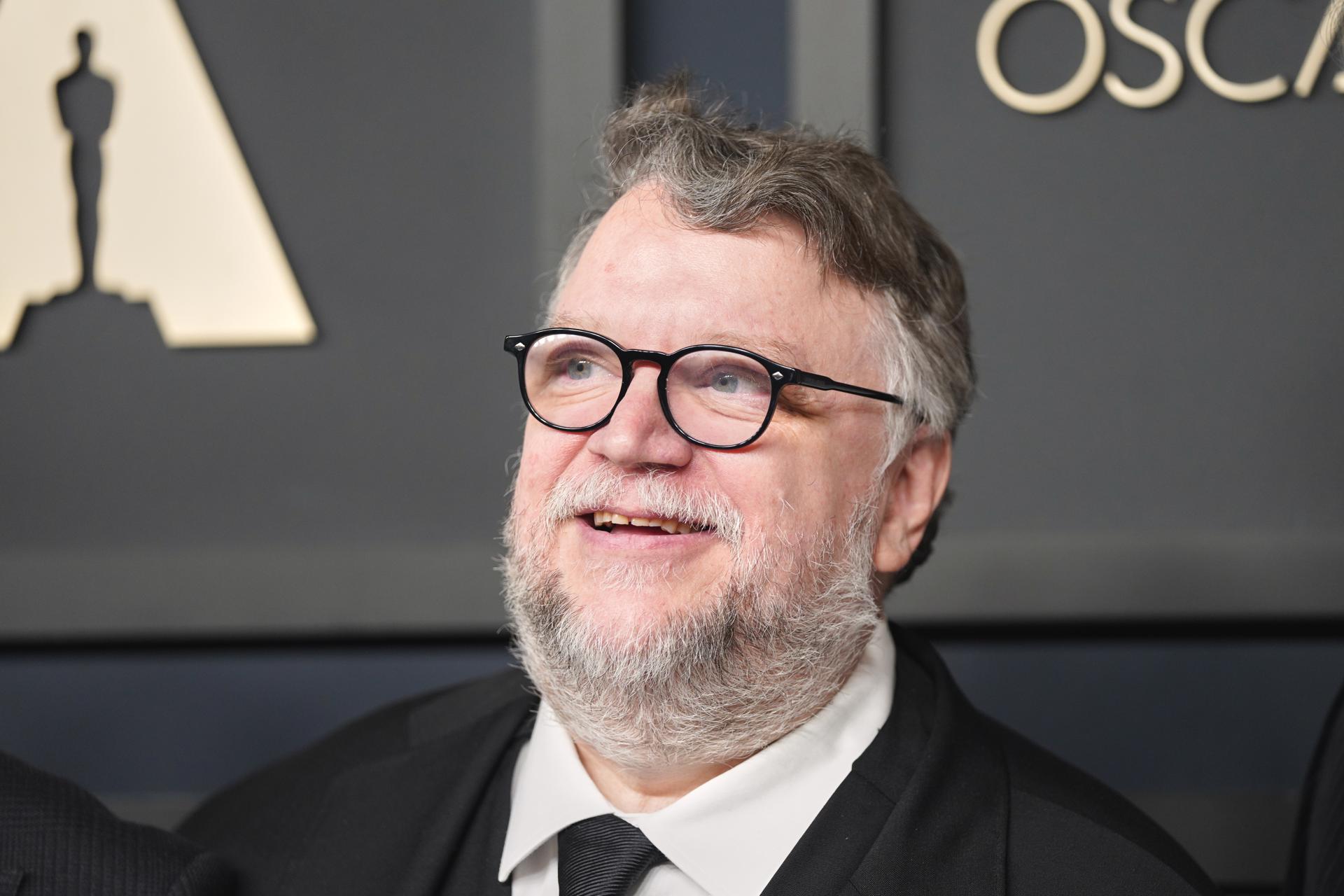 Guillermo del Toro dirigirá a Andrew Garfield y Mia Goth en <em>Frankenstein</em>
