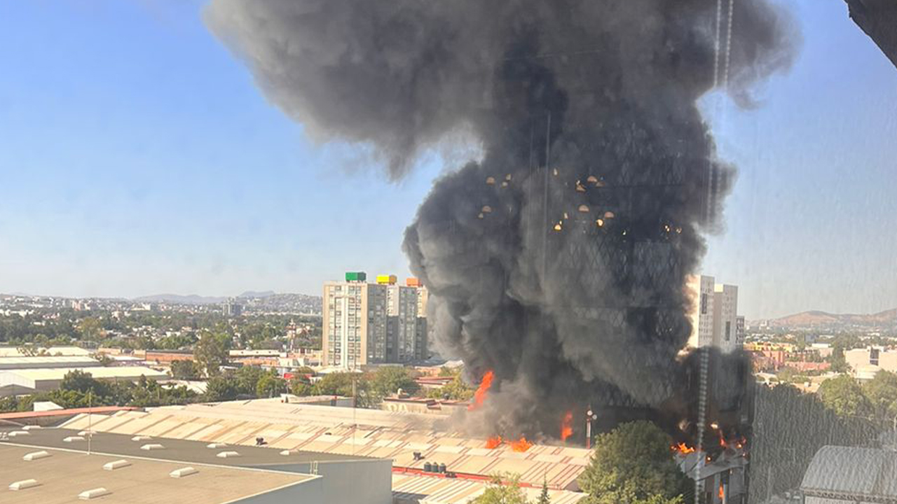 Incendio de fábrica moviliza a bomberos a Azcapotzalco, CDMX