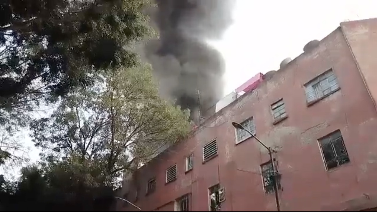 Incendio en la Juárez, CDMX: Bomberos controlan fuego en bodega