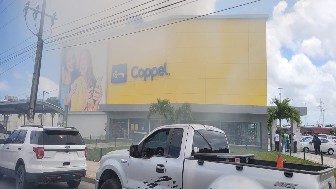 Incendio consume una tienda Coppel en Cancún, Quintana Roo