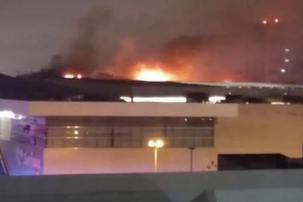 Incendio consume salas de cine en la Plaza Altabrisa, en Mérida, Yucatán
