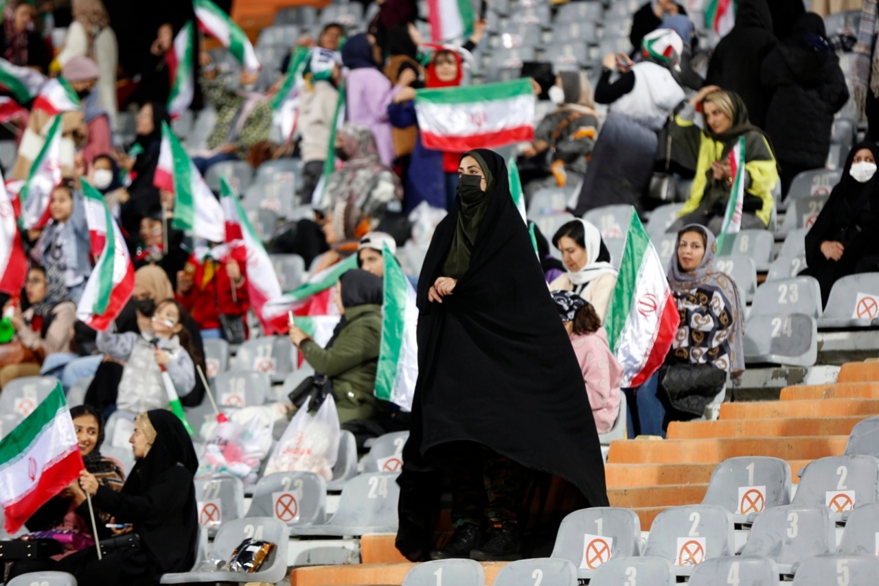 Irán permite que mujeres asistan a partido de futbol internacional