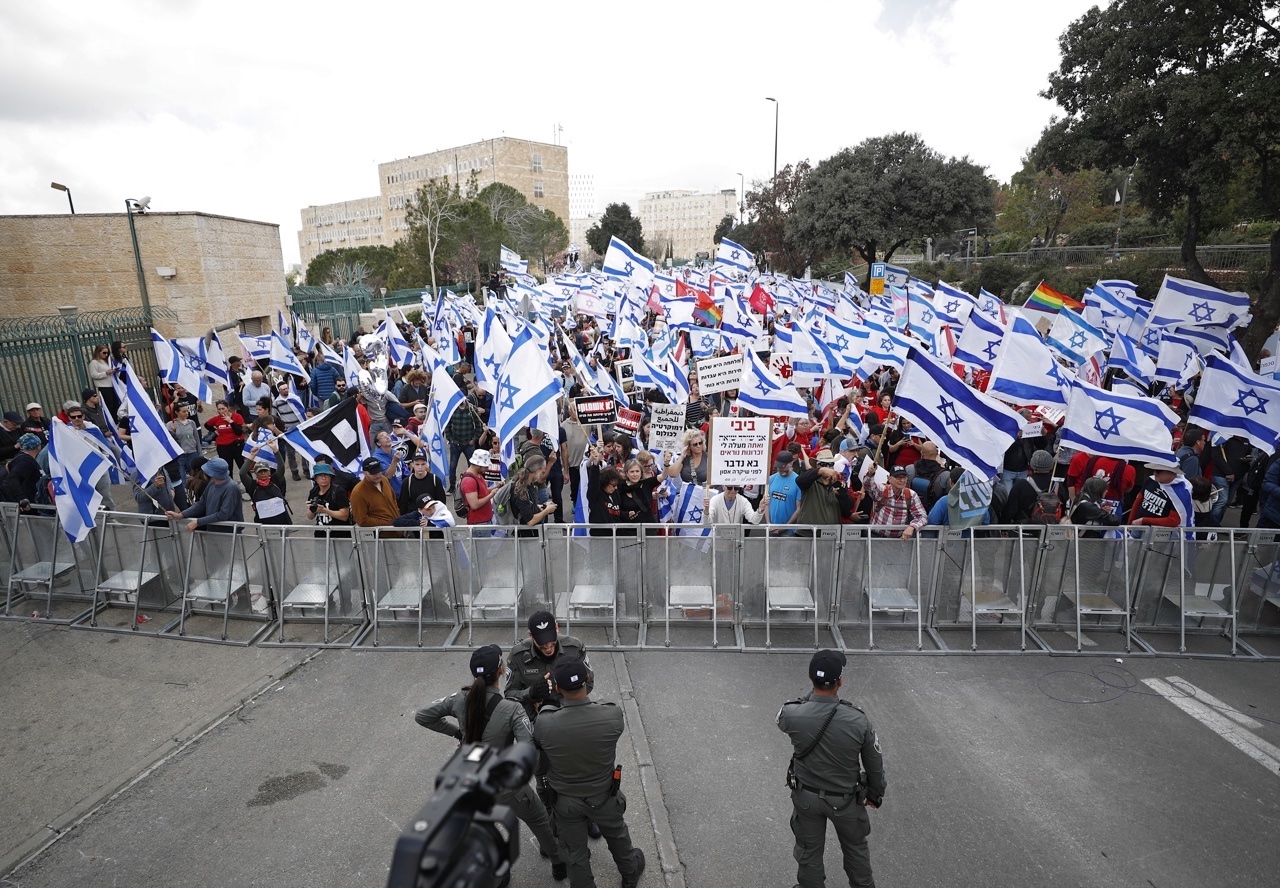 Netanyahu frena su reforma judicial ante las históricas protestas
