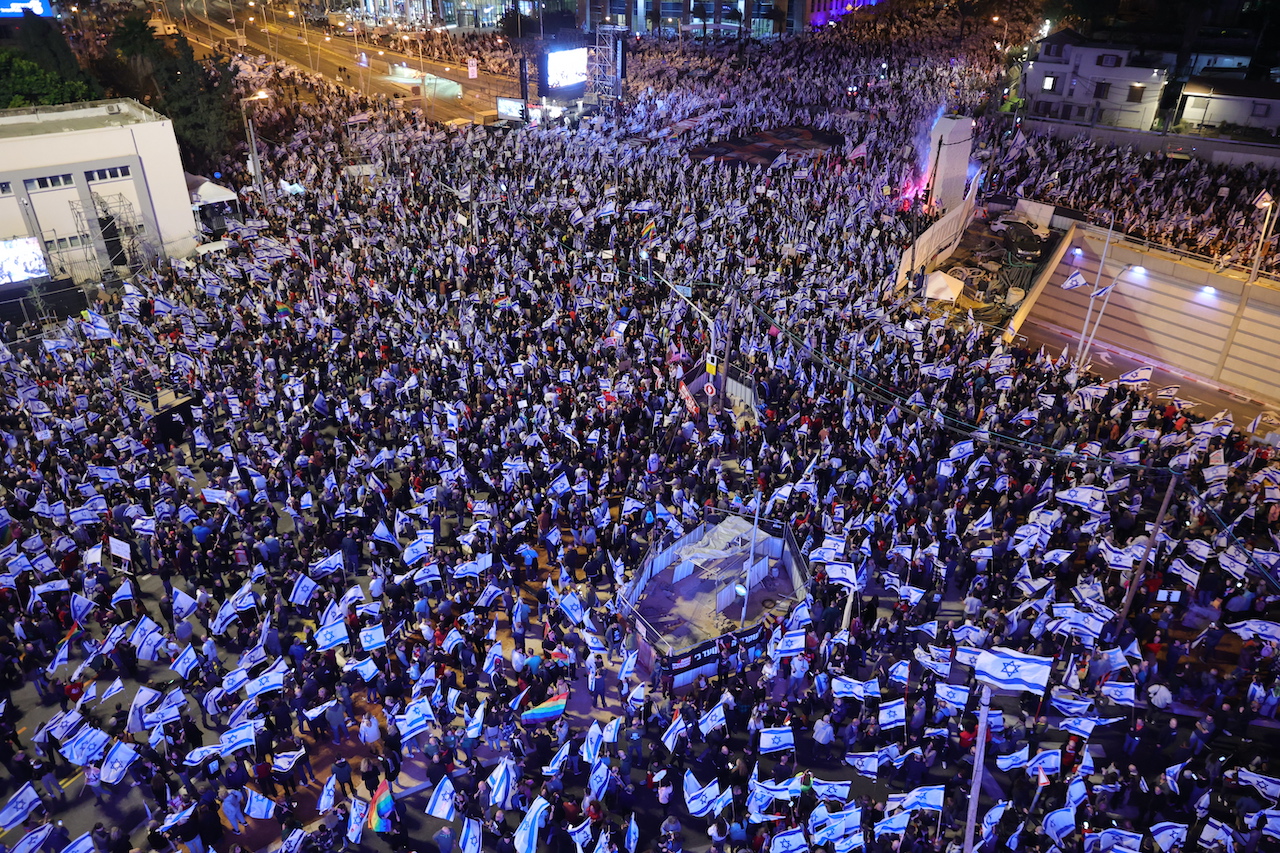 Más de 600 mil personas protestan en Israel tras cese de ministro que se opuso a reforma