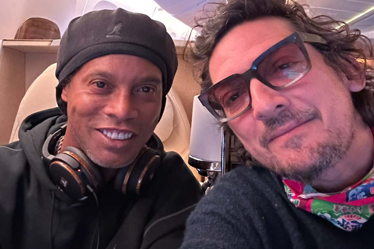 ‘Ahora entiendo muchas cosas de ser fan’: León Larregui al coincidir con Ronaldinho en un avión