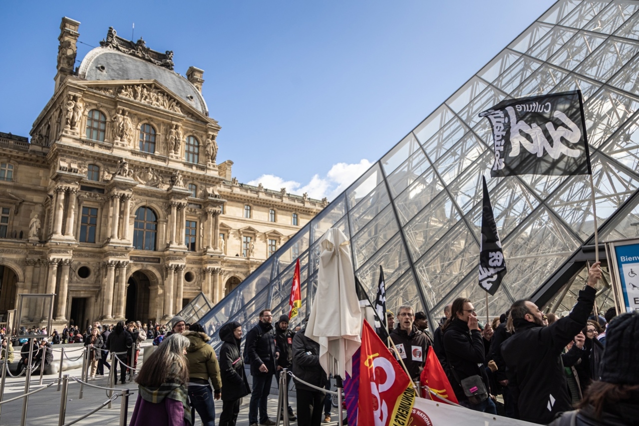Trabajadores bloquean el Louvre en protesta contra la reforma a pensiones