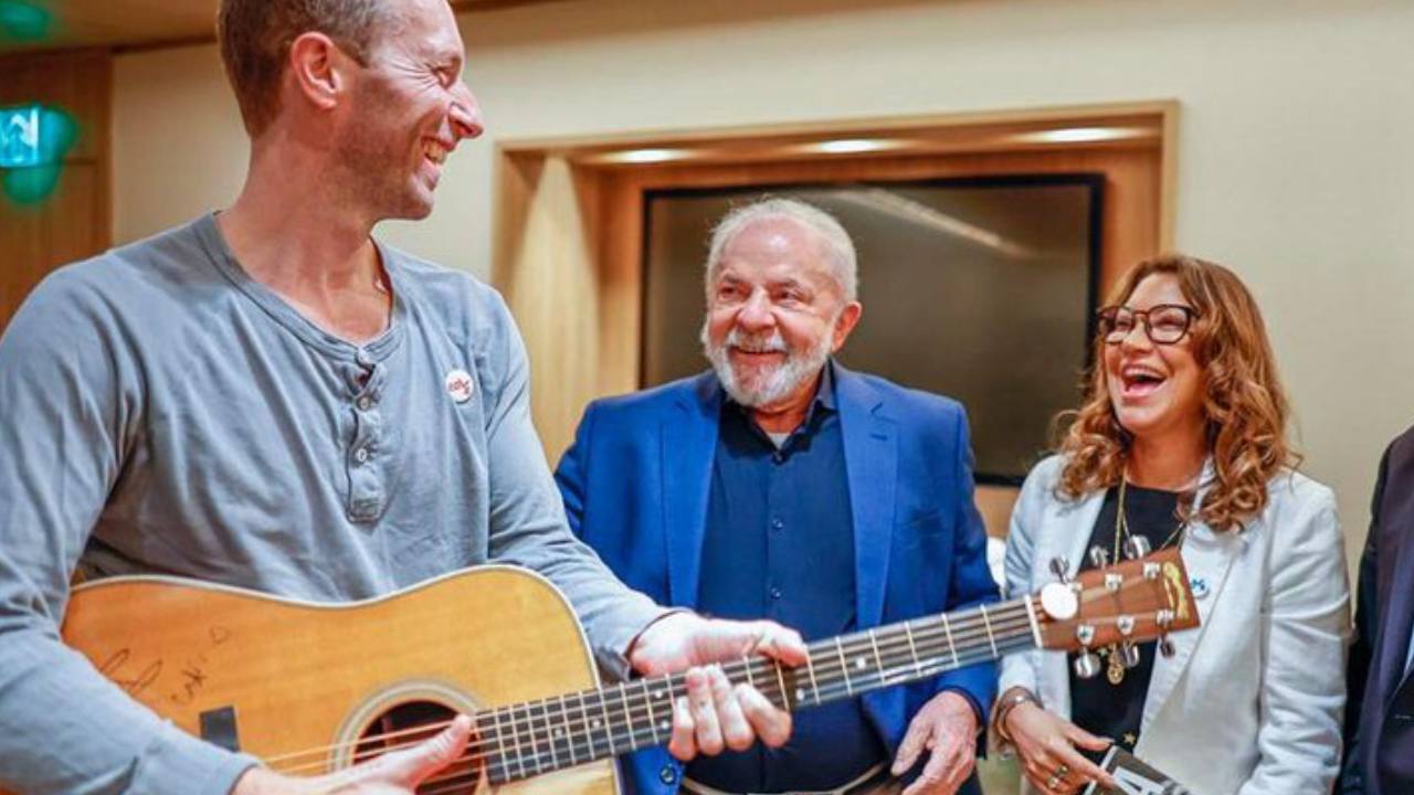 Chris Martin, de Coldplay, le regala una guitarra a Lula da Silva