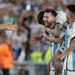 Argentina gana 2-0 a Panamá con el gol 800 de la carrera de Messi