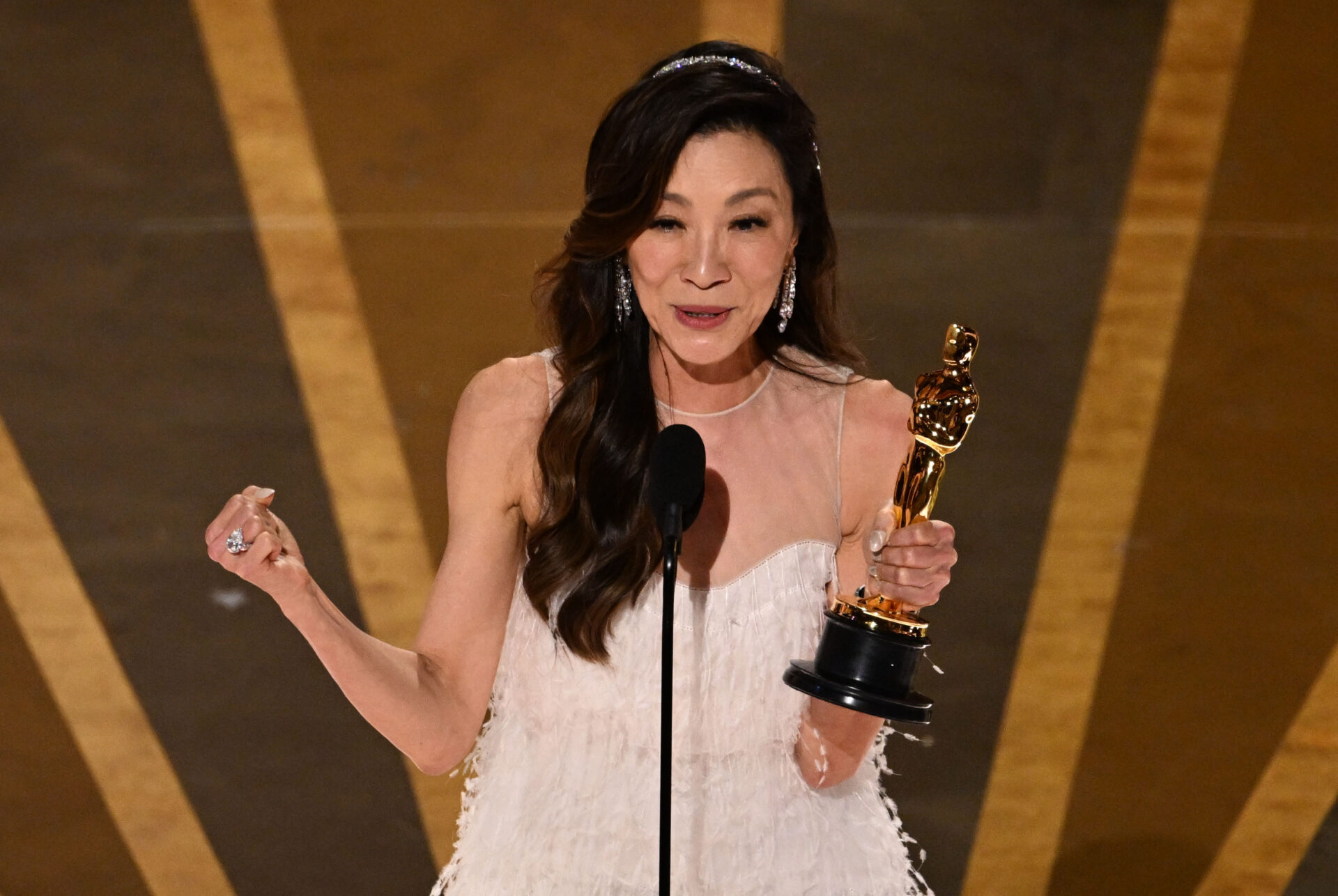 El discurso de Michelle Yeoh en los premios Oscar 2023: Las mamás son nuestras heroínas