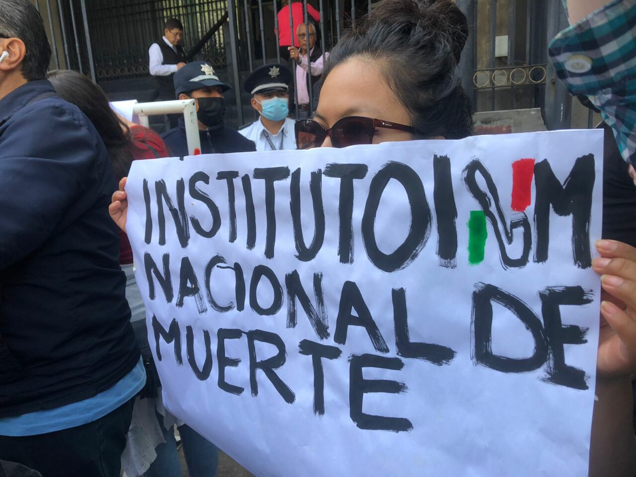 Organizaciones exigen renuncia de Garduño del INM y sacar a militares de la política migratoria