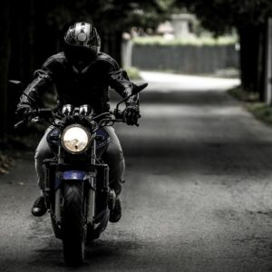 Comisión de Diputados aprueba que venta de motos instruya uso de casco