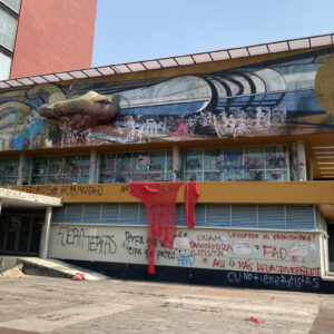 Manifestantes hacen pintas en edificios de CU y el mural de Siqueiros