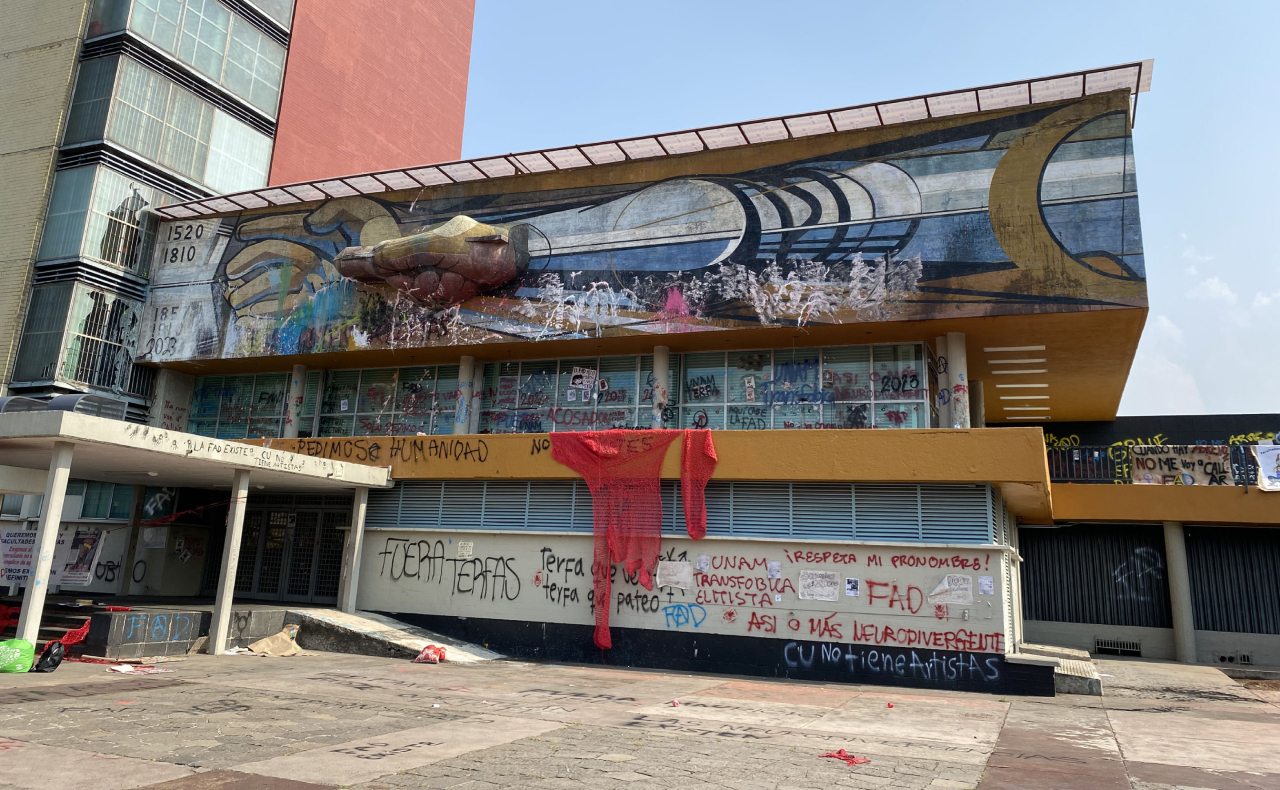 Manifestantes hacen pintas en edificios de CU y el mural de Siqueiros