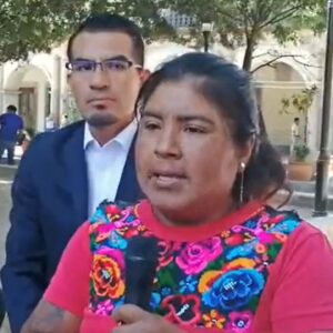 Oaxaca: Mamá exige destitución de docentes que impiden a su hija asistir a la escuela con pantalón