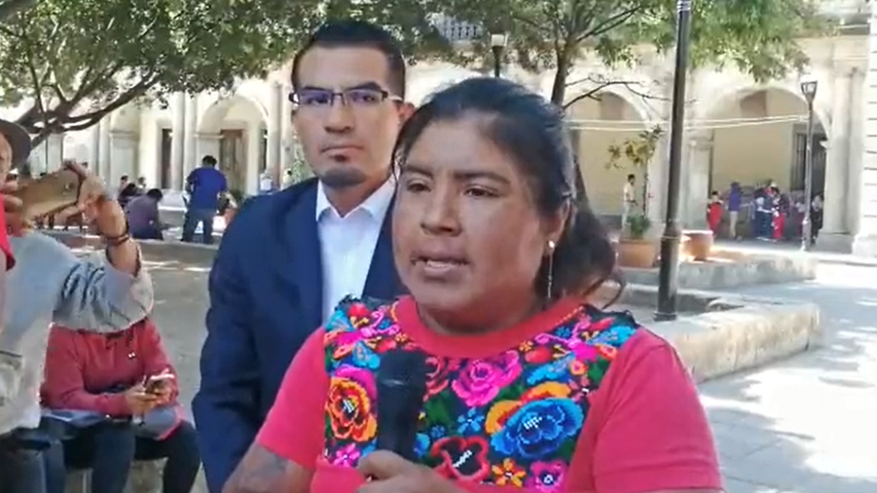 Oaxaca: Mamá exige destitución de docentes que impiden a su hija asistir a la escuela con pantalón