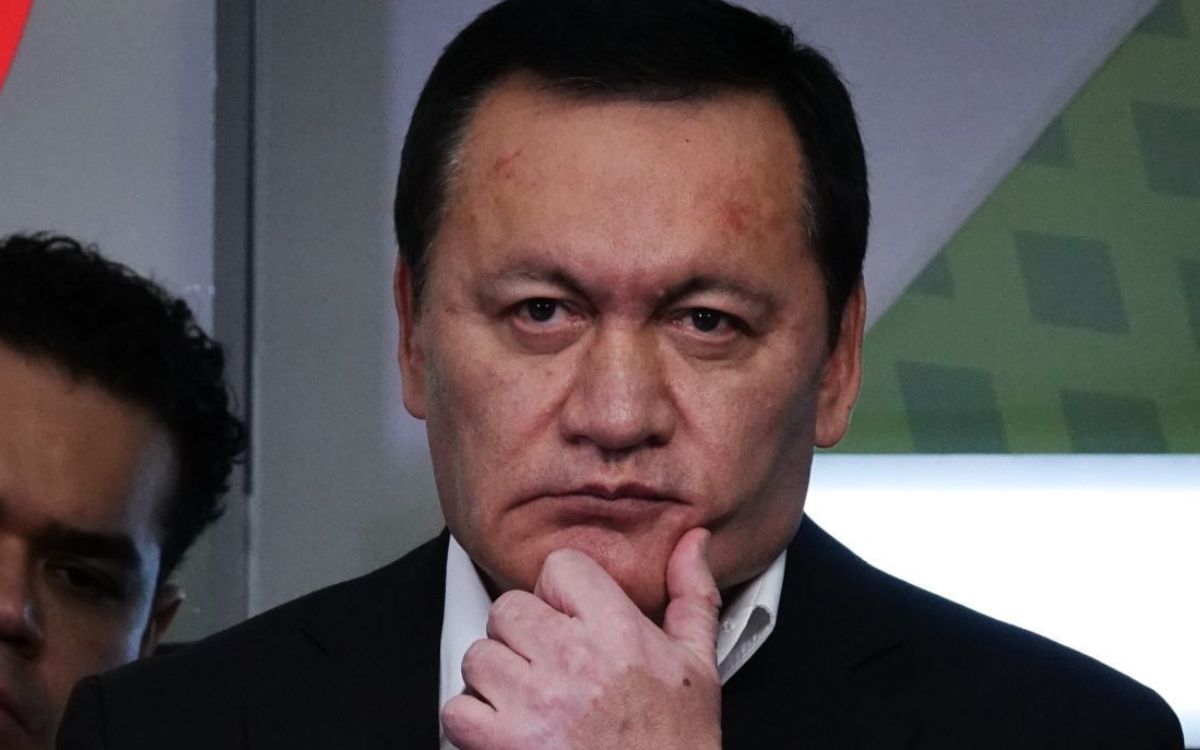 Senadores del PRI buscan remover a Osorio Chong como coordinador