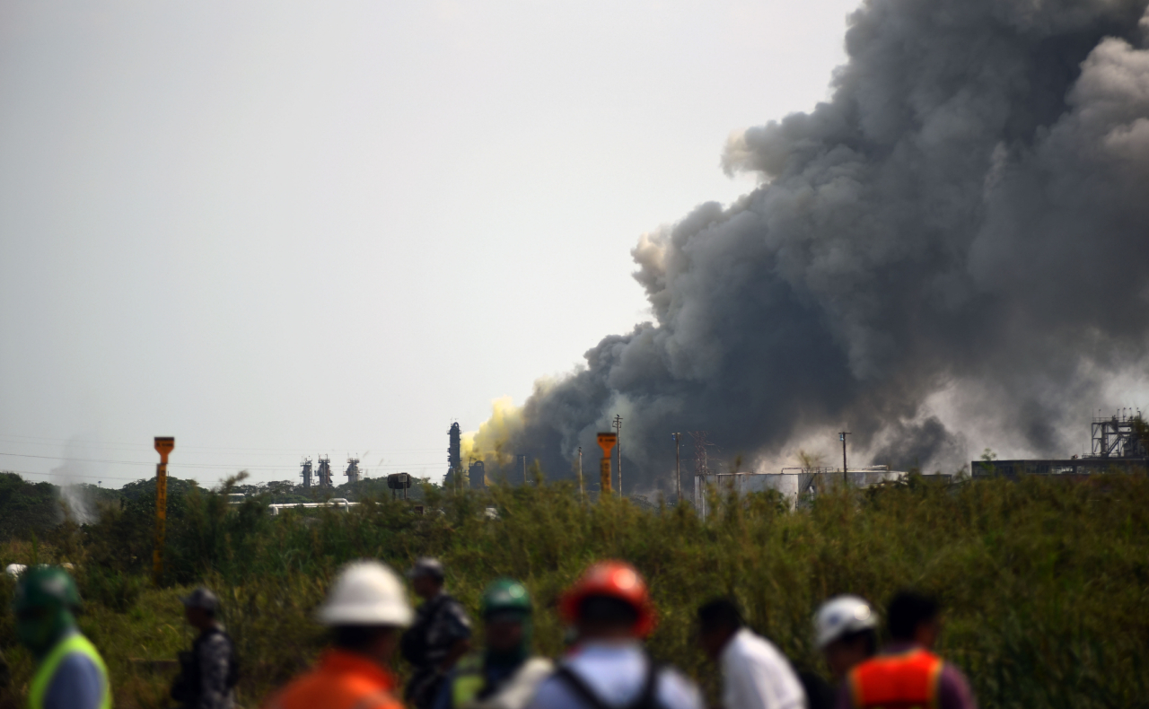 Los cuerpos de 5 trabajadores de Pemex son rescatados tras explosión en Veracruz