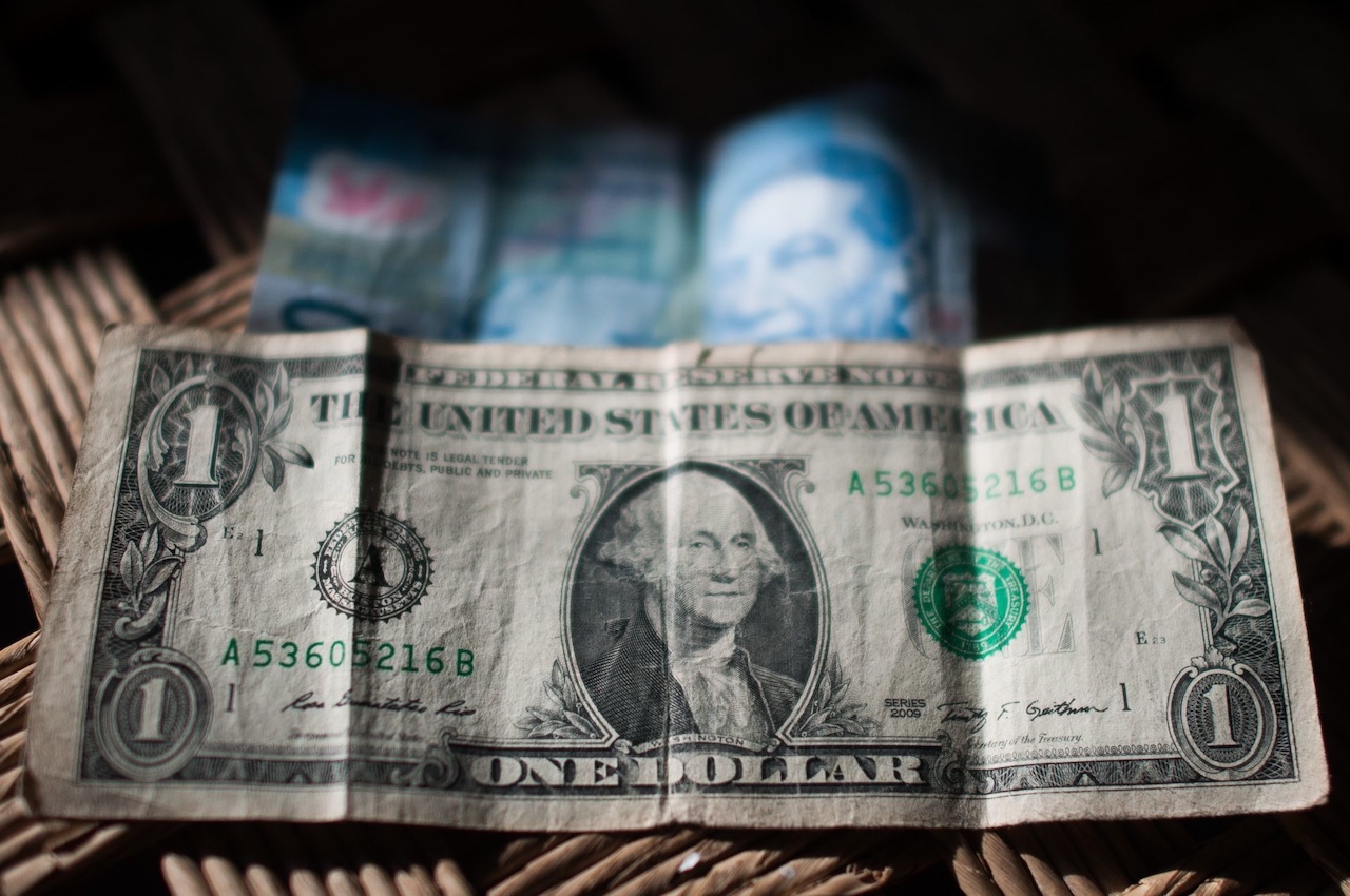 El peso retrocede ante el dólar: cae al nivel más bajo en 9 meses