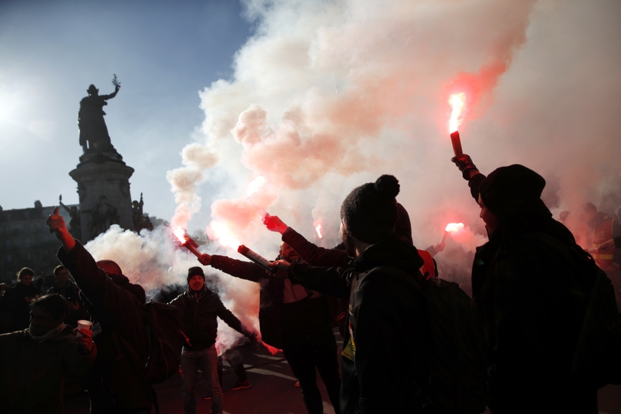 Francia: Protestas por el decreto de la reforma de pensiones deja 120 detenidos