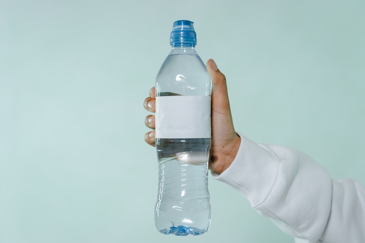 Rutina de ejercicio con una botella de agua