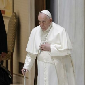 La salud del papa Francisco mejora progresivamente, reporta el Vaticano
