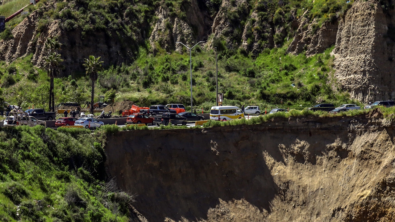 Un socavón de 35 metros en Tijuana genera caos en la frontera México-EU