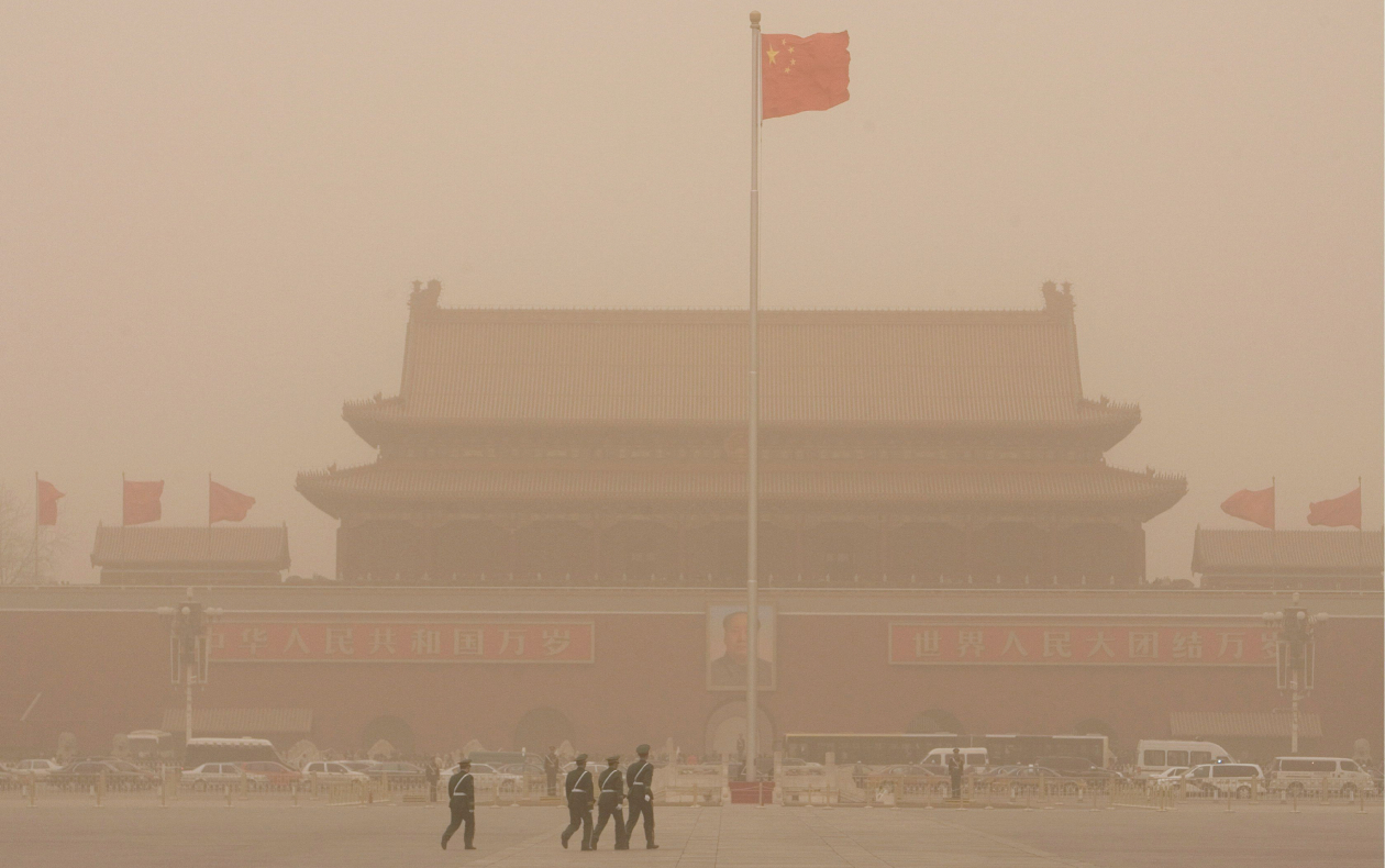 Una tormenta de arena contamina el aire en Pekín y norte de China
