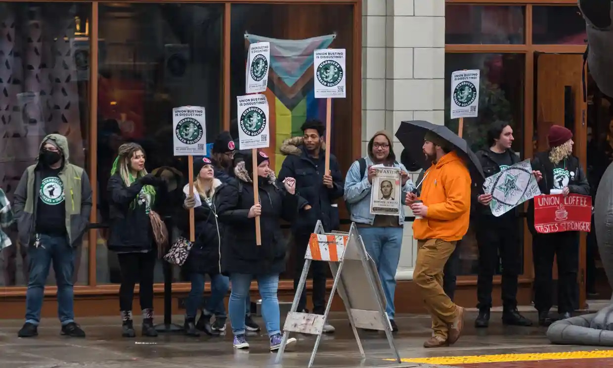 Trabajadores de Starbucks de más de 100 tiendas de EU se declaran en huelga antes de la junta de accionistas