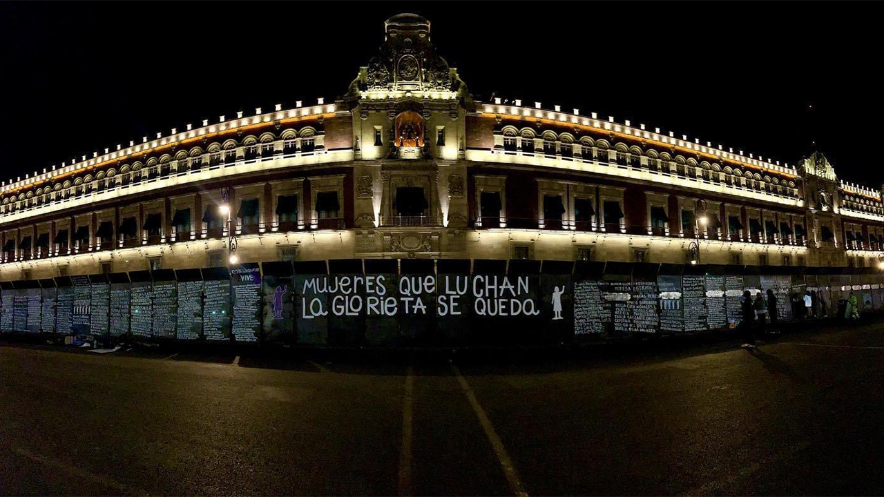 Los nombres de víctimas de feminicidio cubren las vallas que protegen Palacio Nacional